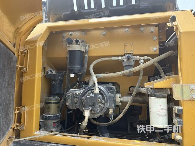 液压泵舱室正面整体（整机外观）