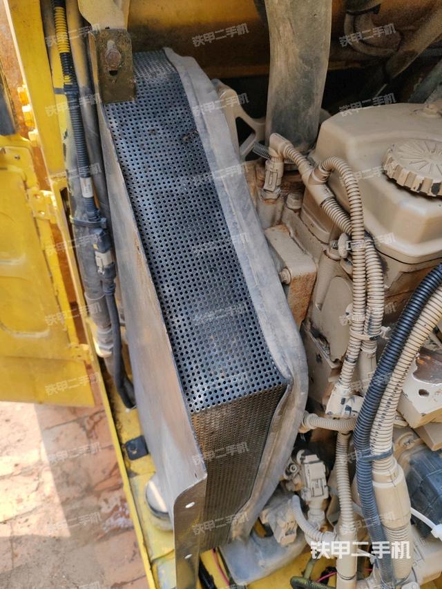 散熱器全景（壓路機發(fā)動機艙）