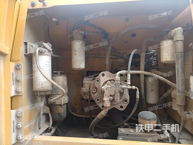 液压泵舱室正面整体（整机外观）