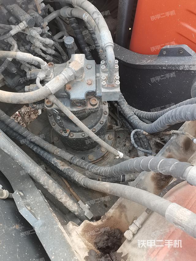 回转马达和主控阀（整机外观）