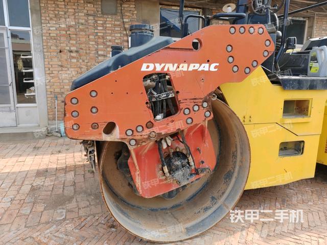 前車架正右側（壓路機前后車架）