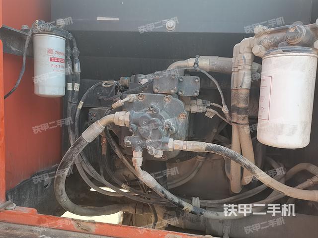 液压泵舱室正面整体（整机外观）
