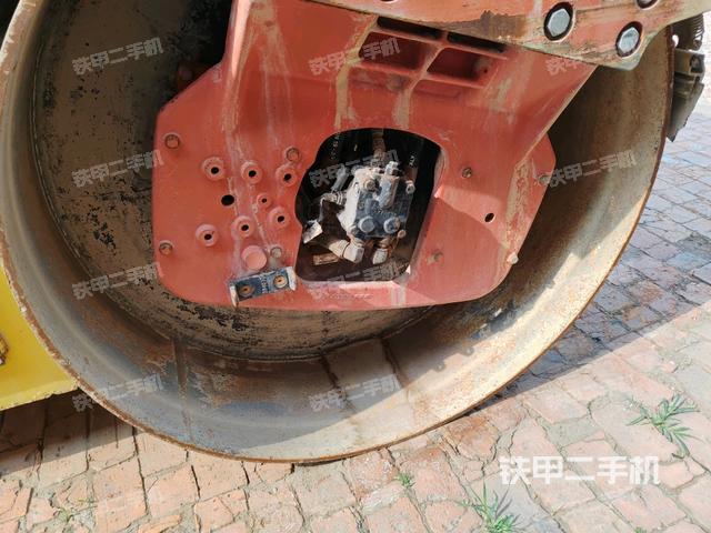 前輪右側減震塊連接及部件（壓路機前后車架）