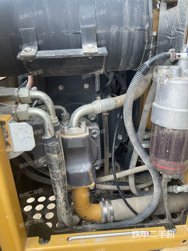 液壓泵艙室正面整體(整機外觀) 液壓泵艙室正面整體(整機外觀)