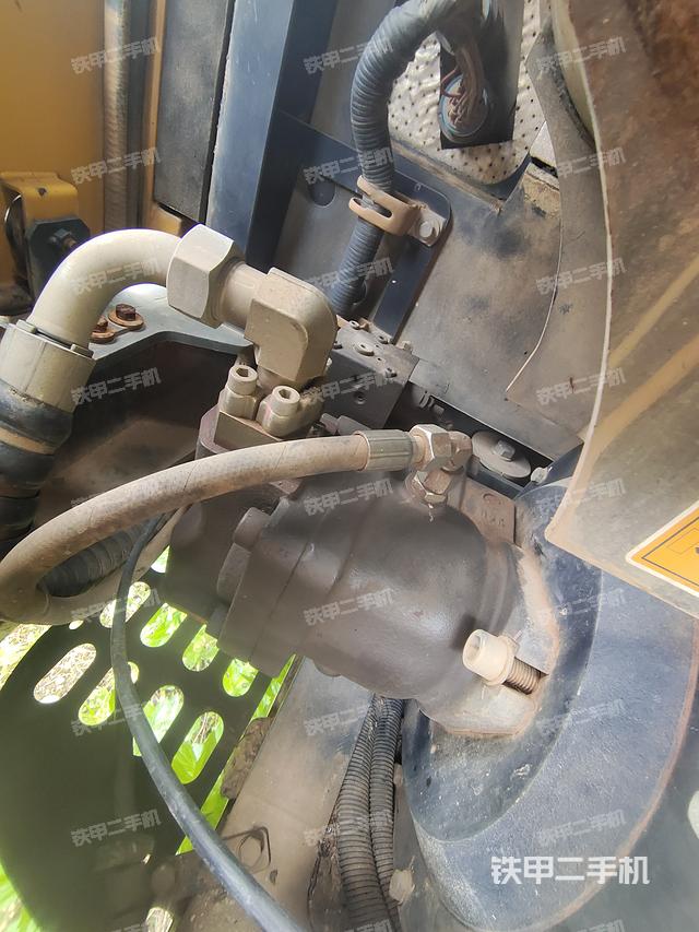 液压泵舱室正面整体（整机外观）