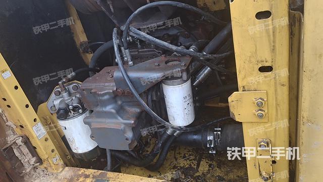 液压泵舱室正面整体（整机外观）