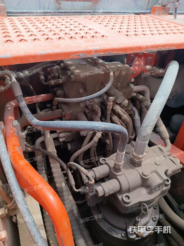 回转马达和主控阀（整机外观）