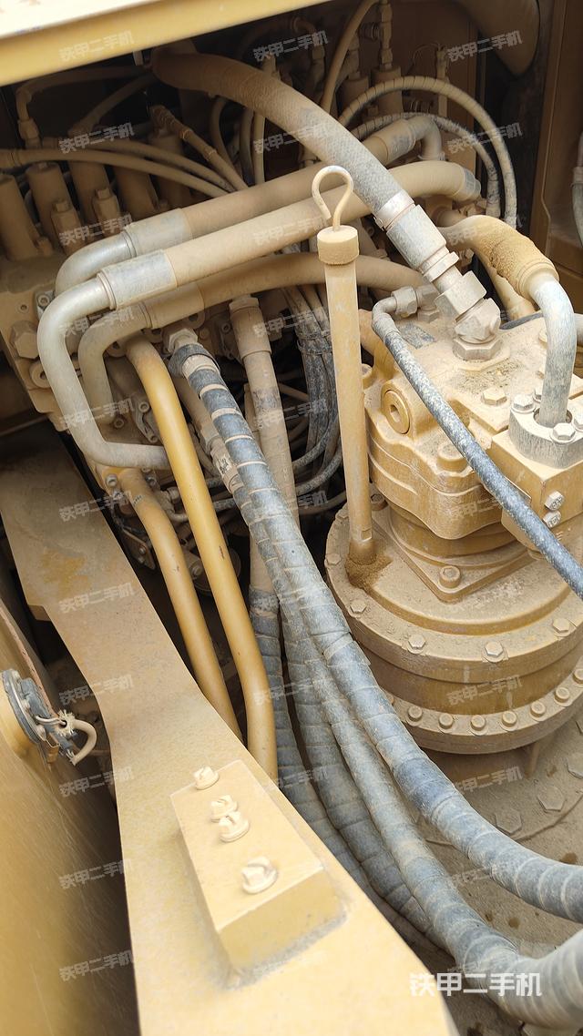 回转马达和主控阀（整机外观）