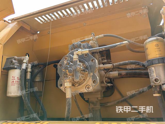 液压泵舱室正面整体（整机外观）