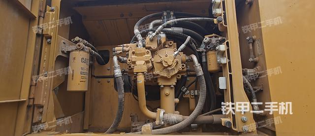 液压泵舱室正面整体（整机外观）