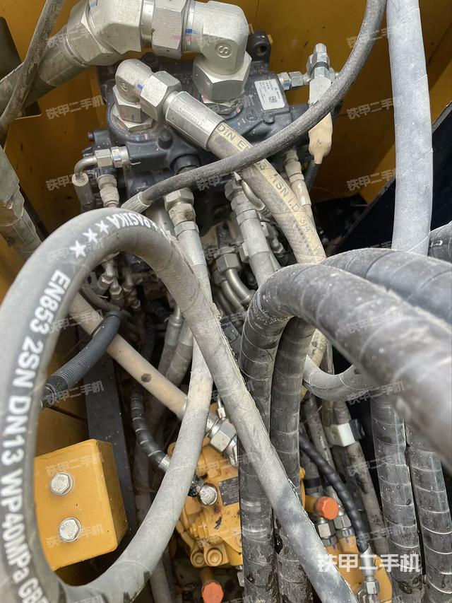 回轉(zhuǎn)馬達和主控閥(整機外觀) 回轉(zhuǎn)馬達和主控閥(整機外觀)