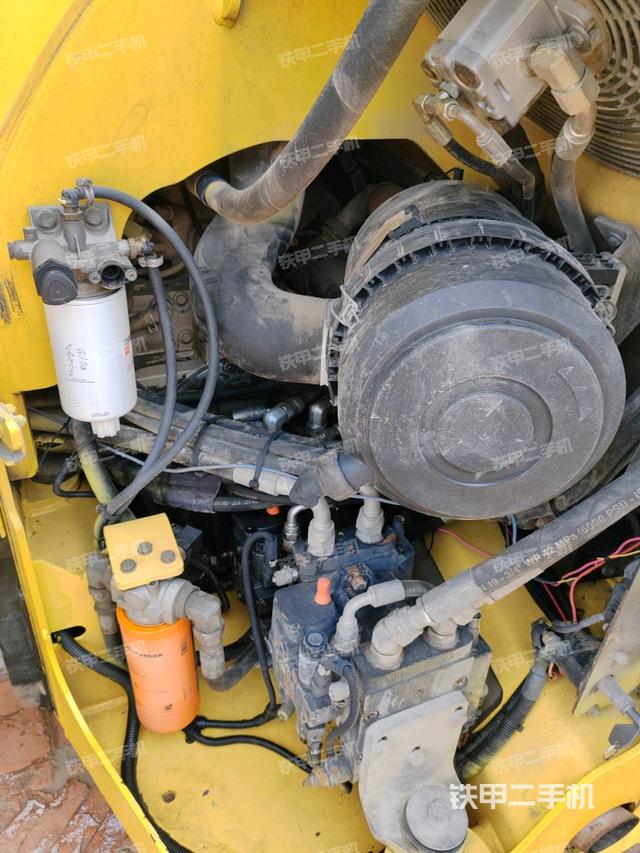 發(fā)動機艙液壓泵全景（壓路機發(fā)動機艙）