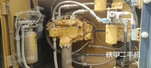 液压泵舱室正面整体（整机外观）