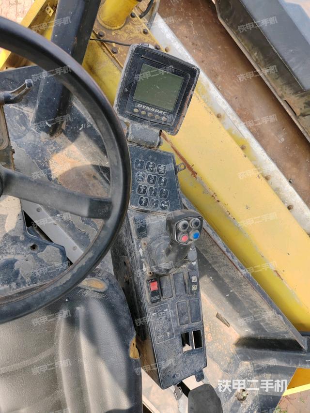 駕駛室內座椅、儀表操作手柄全景（壓路機駕駛室）