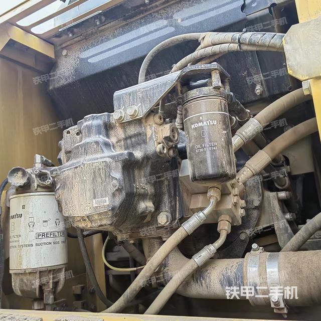 液压泵舱室正面整体（整机外观）