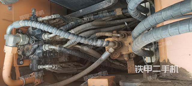 回转马达和主控阀（整机外观）