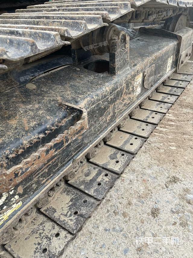 單側(cè)履帶整體(整機外觀) 單側(cè)履帶整體(整機外觀)