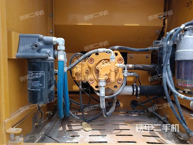 液压泵舱室正面整体（整机外观）