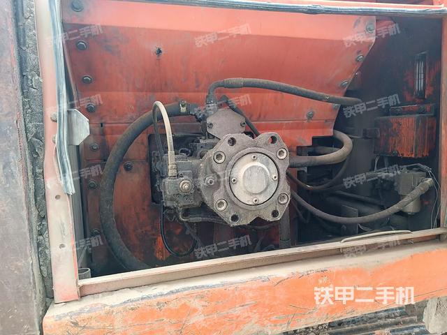 液压泵舱室正面整体（整机外观）