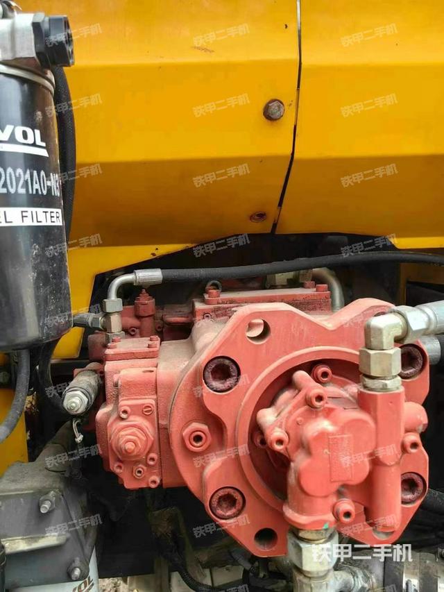 液压泵舱室正面整体（整机外观）