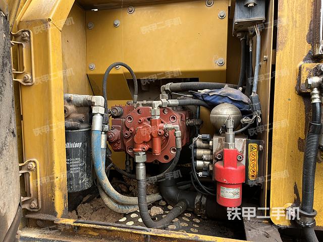 液压泵舱室正面整体（整机外观）