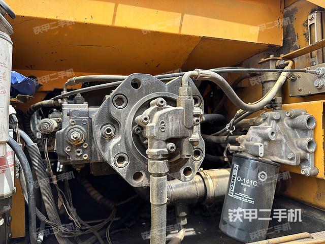 液压泵舱室正面整体（整机外观）