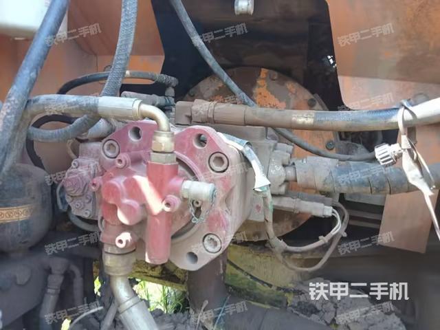 液压泵舱室正面整体（整机外观）