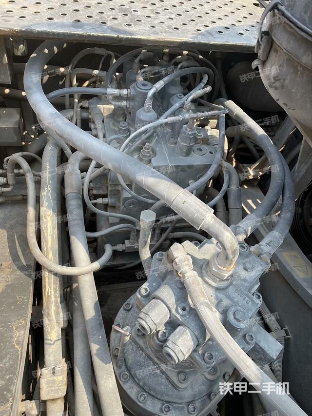 回转马达和主控阀（整机外观）