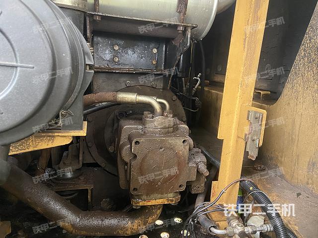 液压泵舱室正面整体（整机外观）