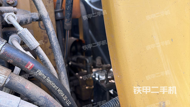 液压泵舱室正面整体（整机外观）