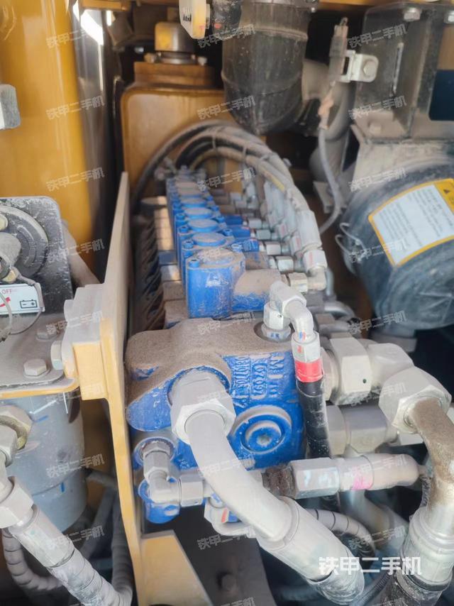 回转马达和主控阀（整机外观）