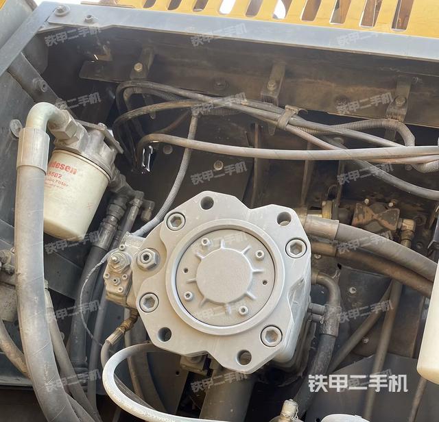 液压泵舱室正面整体（整机外观）