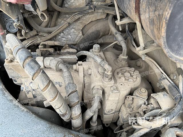 液压泵舱室正面整体（整机外观）