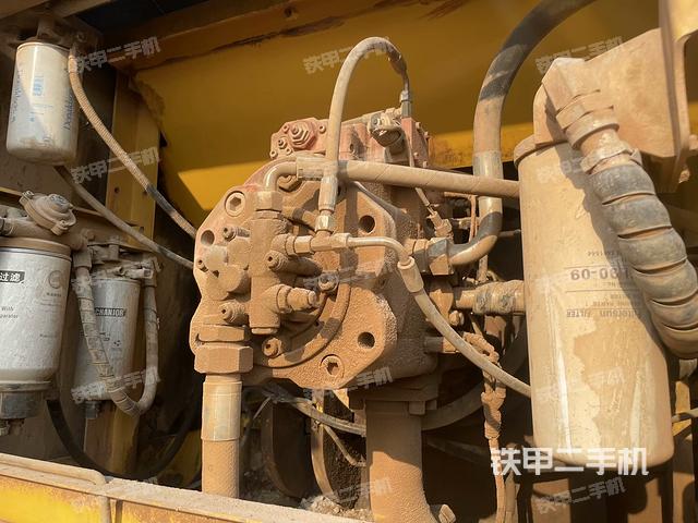 液压泵舱室正面整体（整机外观）