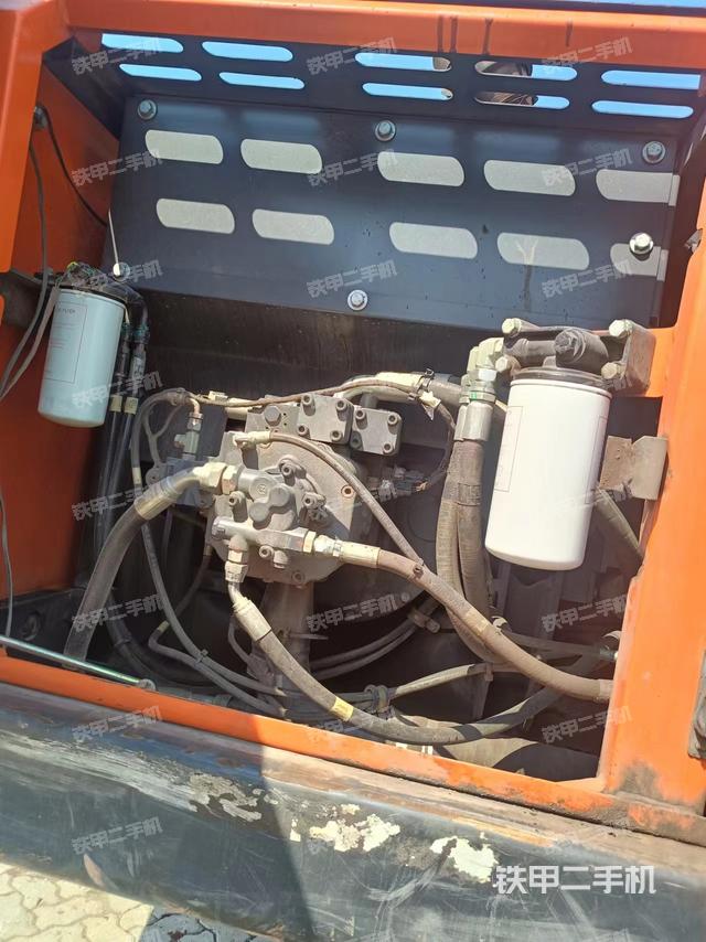 液压泵舱室正面整体（整机外观）