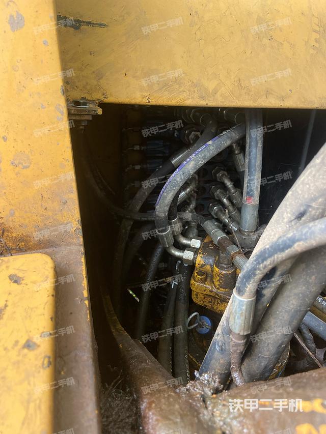 回转马达和主控阀（整机外观）