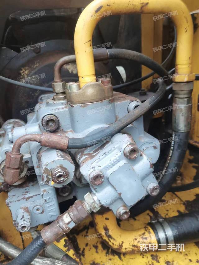 液压泵舱室正面整体（整机外观）