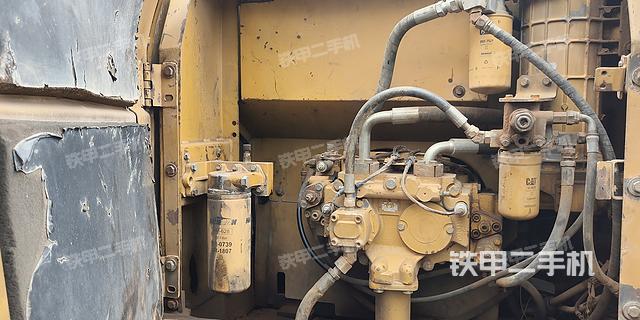 液压泵舱室正面整体（整机外观）