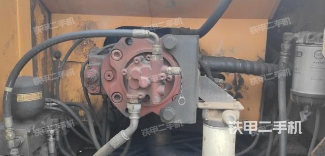 液压泵舱室正面整体（整机外观）