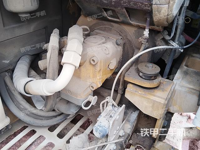 液压泵舱室正面整体（整机外观）