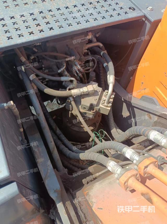 回转马达和主控阀（整机外观）