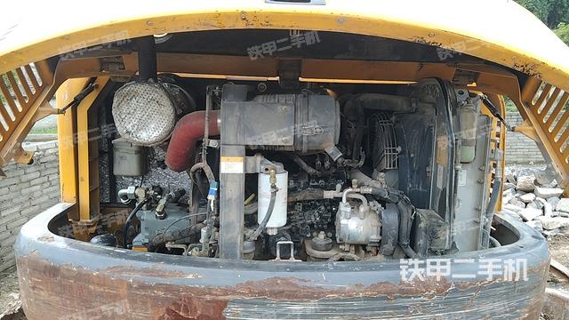 液压泵舱室正面整体（整机外观）