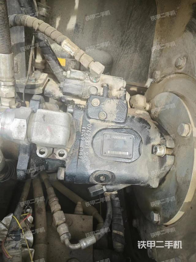 液压泵舱室正面整体（整机外观）