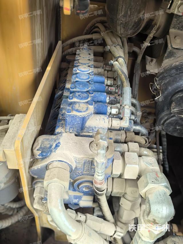 回转马达和主控阀（整机外观）