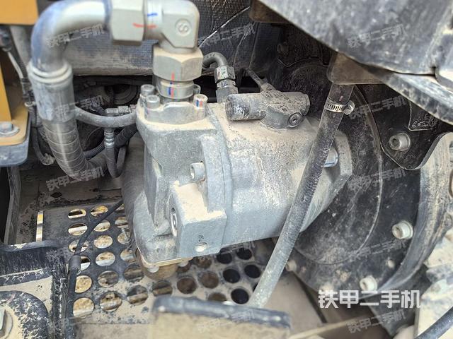 液压泵舱室正面整体（整机外观）