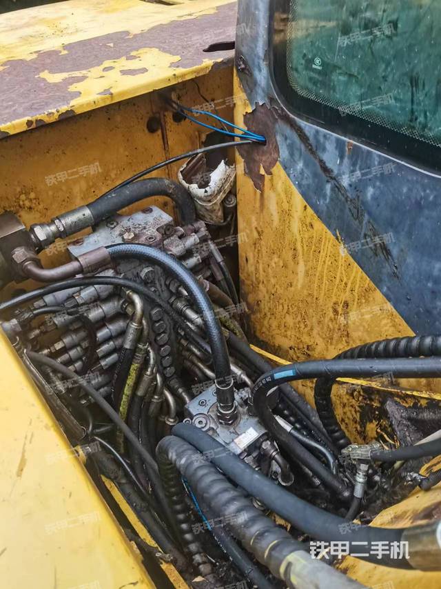 回转马达和主控阀（整机外观）