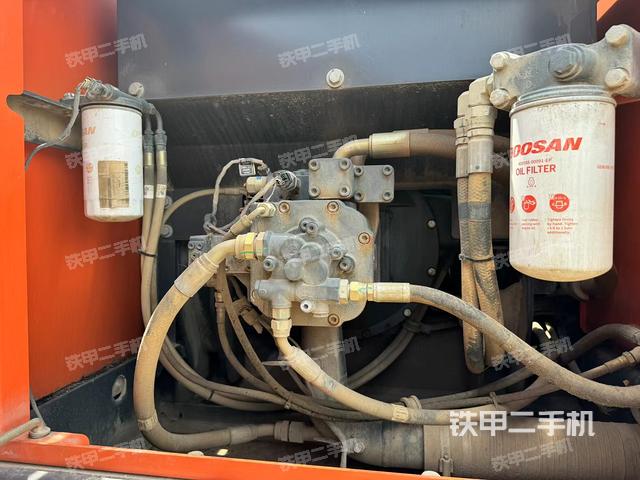 液压泵舱室正面整体（整机外观）