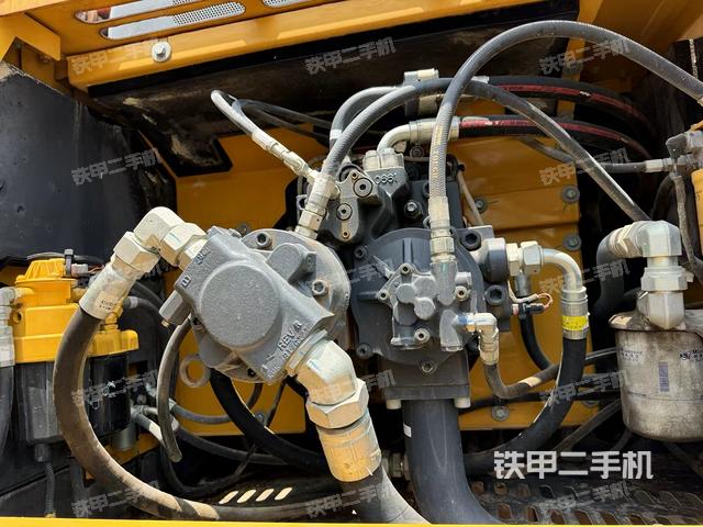 液压泵舱室正面整体（整机外观）