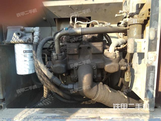 液压泵舱室正面整体（整机外观）