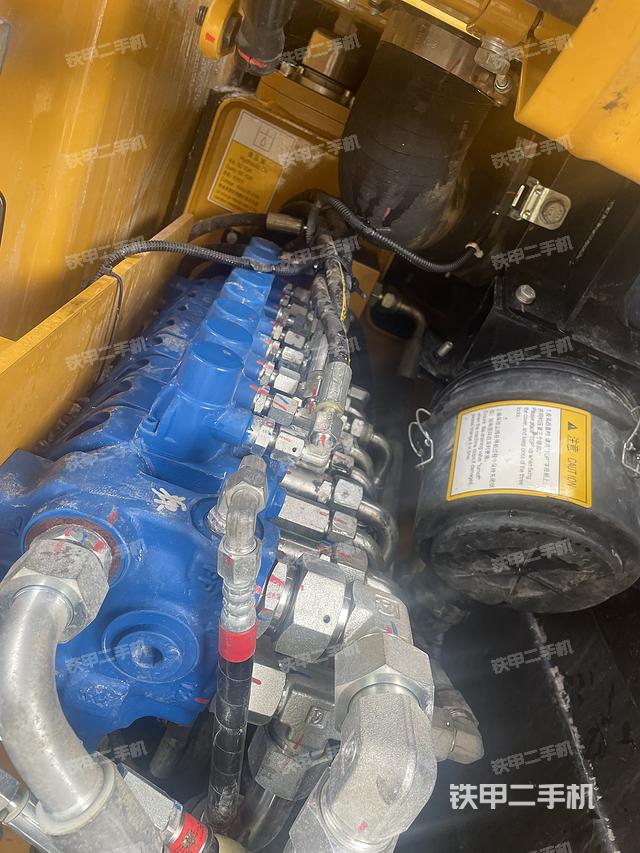 回转马达和主控阀（整机外观）